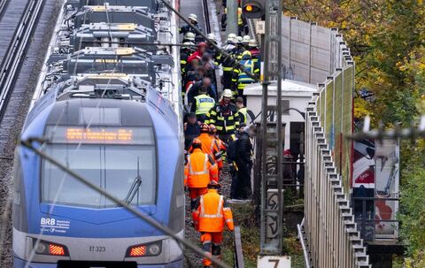 Regionalzug fährt in München gegen umgestürzten Baum Regionalzug fährt in München gegen umgestürzten Baum