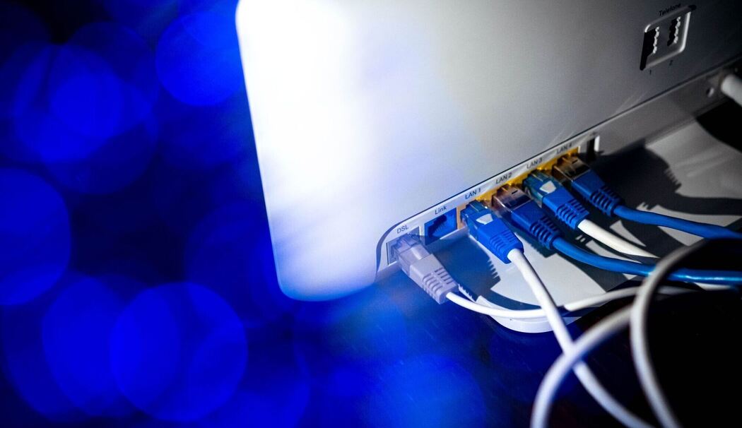 Netzwerkkabel (LAN-Kabel) stecken in einem Router Netzwerkkabel (LAN-Kabel) stecken in einem Router