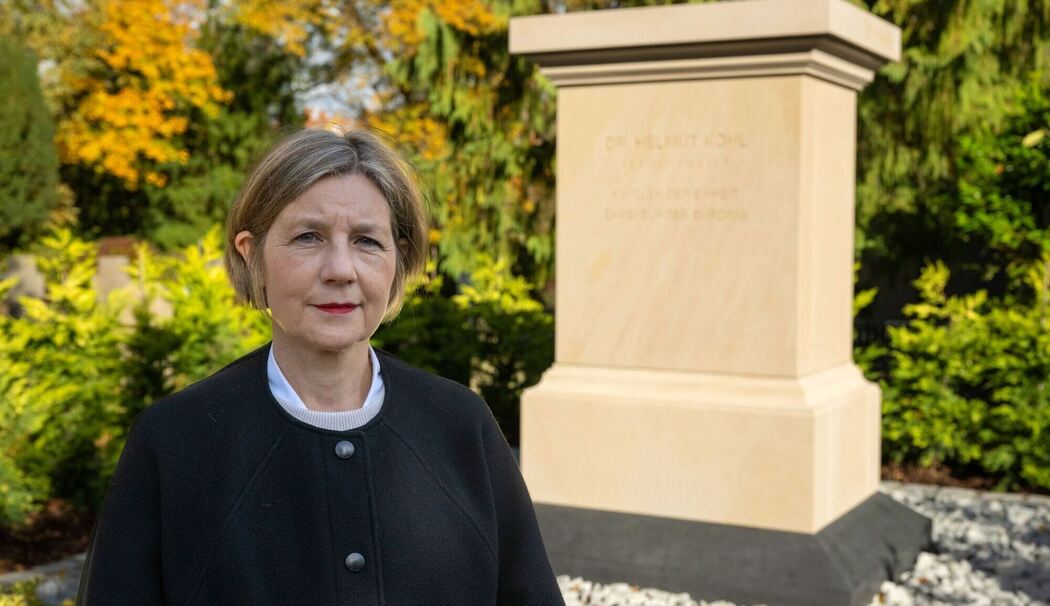 Maike Kohl-Richter am Grabmal ihres Mannes Maike Kohl-Richter am Grabmal ihres Mannes