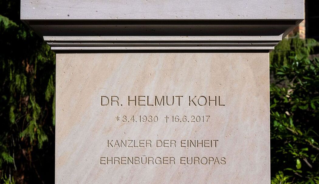 Grab von Helmut Kohl neu gestaltet Grab von Helmut Kohl neu gestaltet