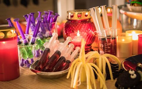 Gruselige Halloween-Speisen auf einem Tisch