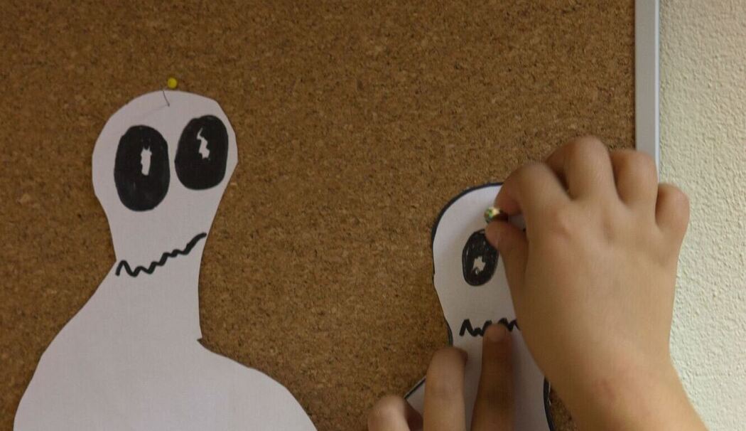 Ein verkleidetes Kind dekoriert für eine Halloween-Party