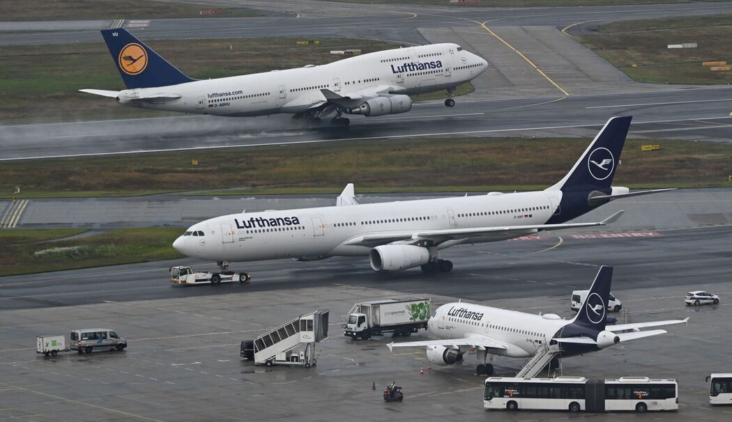 Jets von Boeing und Airbus am Flughafen Frankfurt am Main