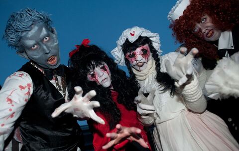 Personen sind zu Halloween verkleidet