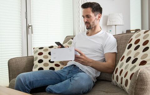 Mann liest seine Post