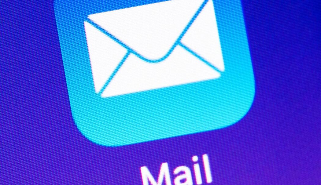 Mail-App ist auf einem Display zu sehen Mail-App ist auf einem Display zu sehen