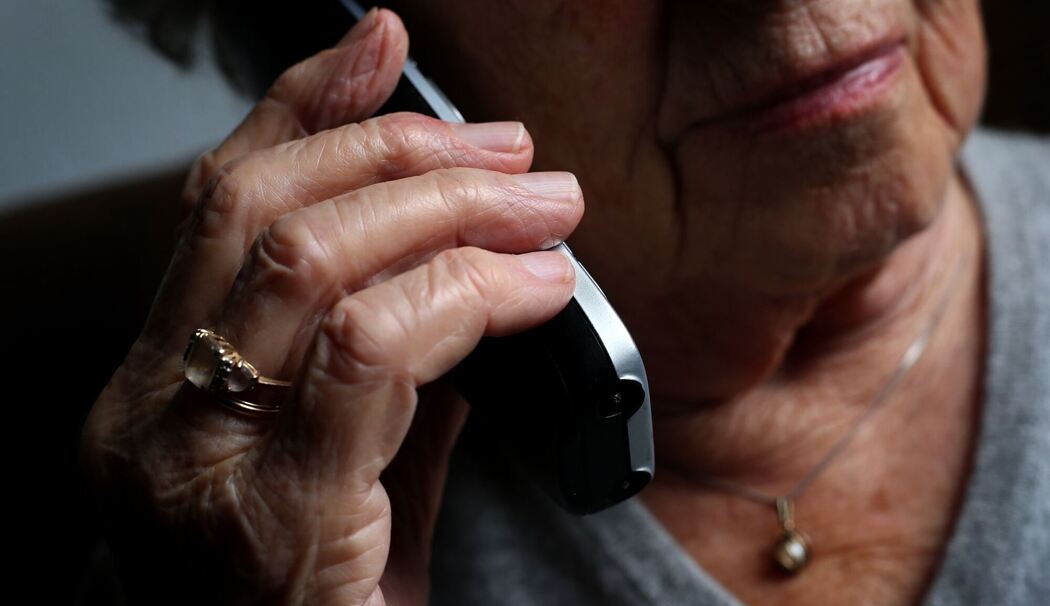 Ältere Frau telefoniert