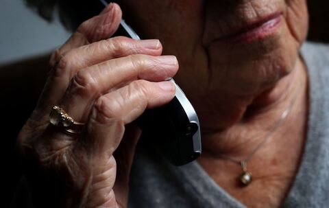 Ältere Frau telefoniert