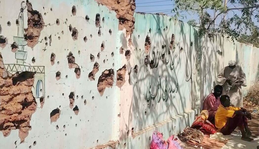 Zehntausende Menschen flüchten aus der Stadt Al-Faschir im Sudan Zehntausende Menschen flüchten aus der Stadt Al-Faschir im Sudan