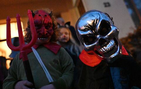 Kostümierte Kinder ziehen am Halloween-Abend durch die Stadt