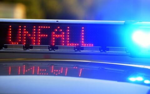 Symbolbild - Polizei sichert Unfallstelle Symbolbild - Polizei sichert Unfallstelle