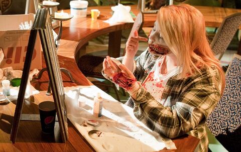 Darstellerin schminkt sich beim Monster-Casting in Babelsberg