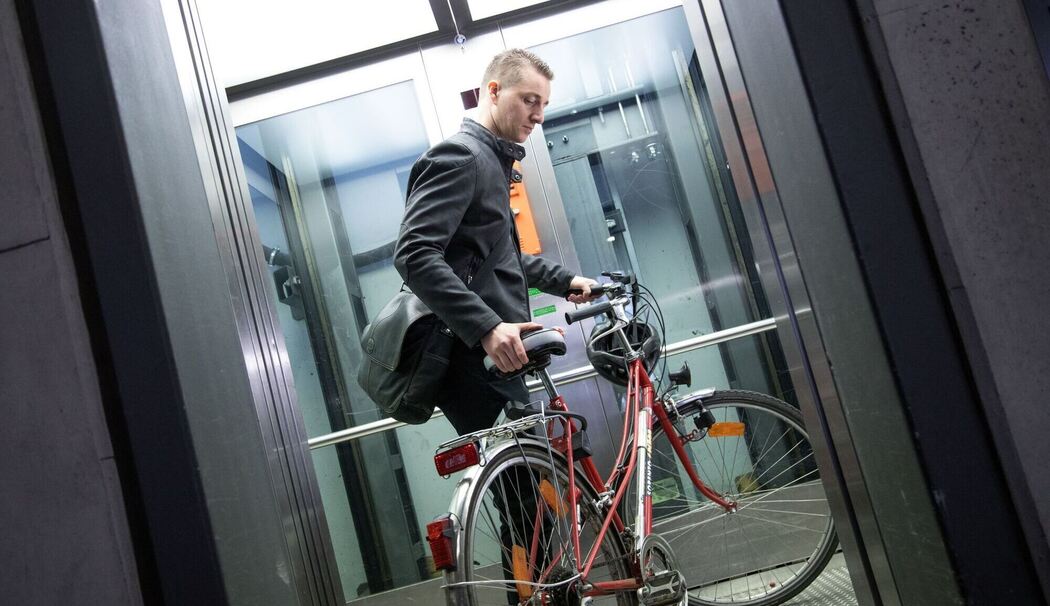 Mann nutzt einen Aufzug im Bahnhof Mann nutzt einen Aufzug im Bahnhof
