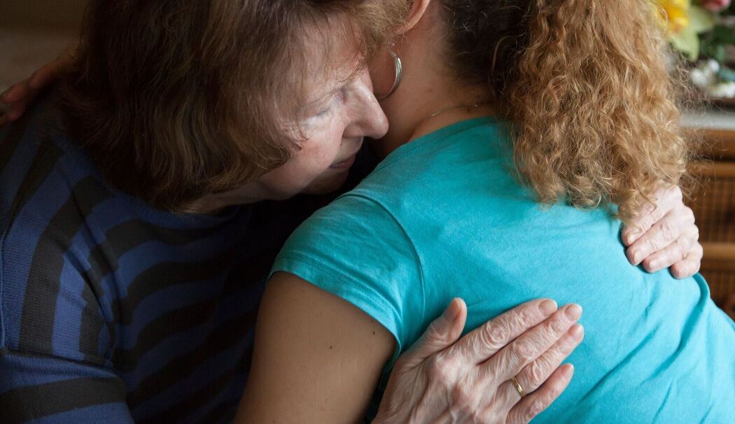 Zwei Frauen umarmen sich Zwei Frauen umarmen sich