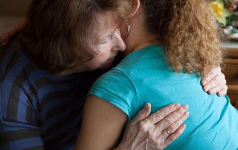 Zwei Frauen umarmen sich