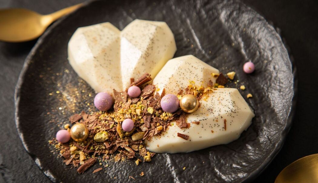 Panna Cotta mit Schokolade, Pistazie, Goldstaub und Schokokugeln Panna Cotta mit Schokolade, Pistazie, Goldstaub und Schokokugeln