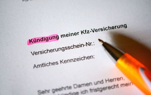Kugelschreiber auf Antrag zur Kündigung der Kfz-Versicherung