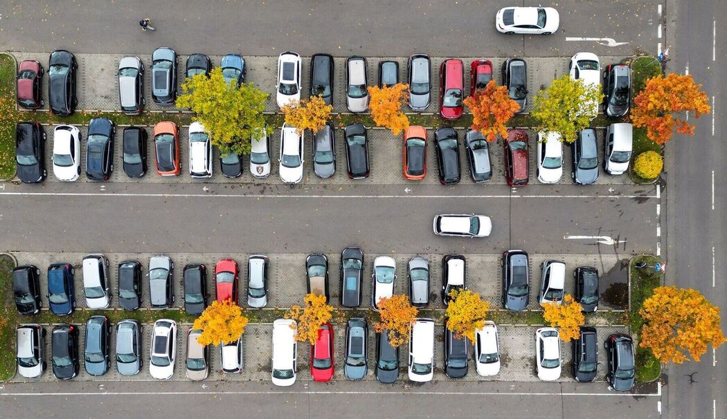 Autos auf einem herbstlichen Parkplatz