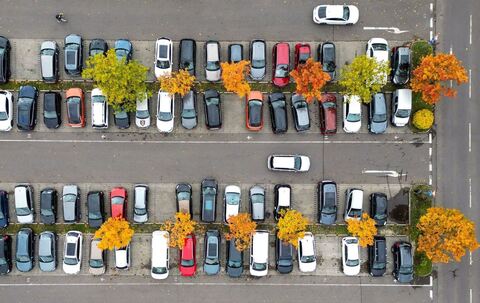 Autos auf einem herbstlichen Parkplatz