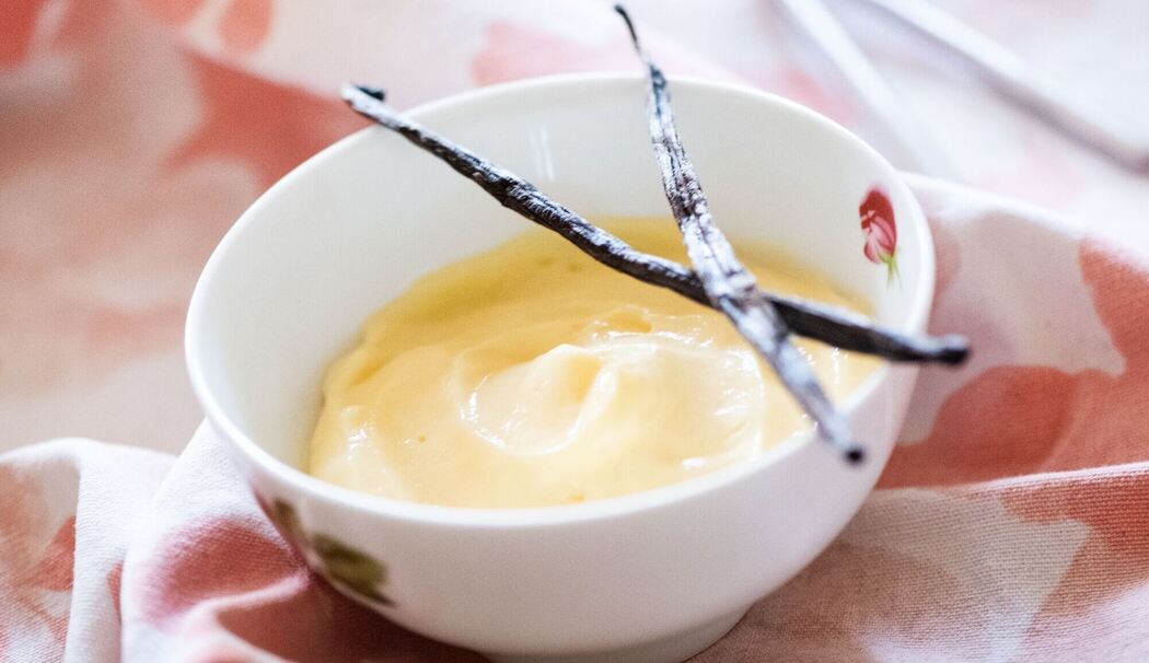 Vanillepudding in einer Schale Vanillepudding in einer Schale