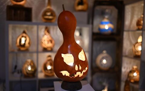 Handgefertigte Kürbislampen