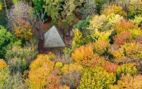 Pyramide in einem Wald im Landkreis Hildesheim