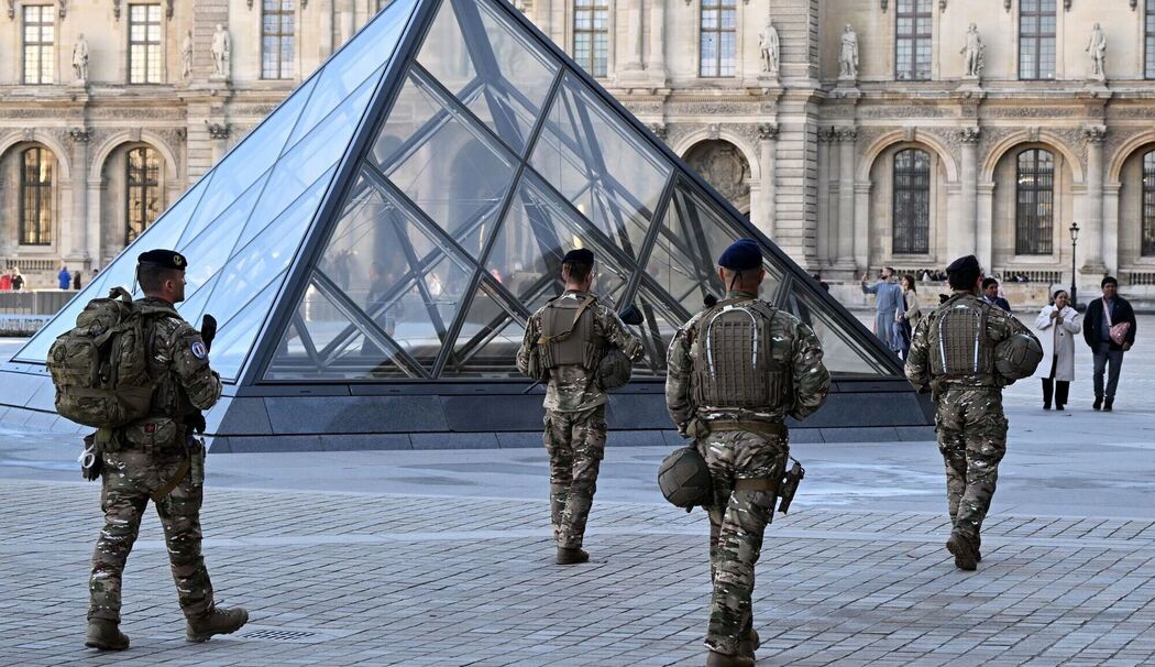 Nach Raubüberfall auf Louvre in Paris