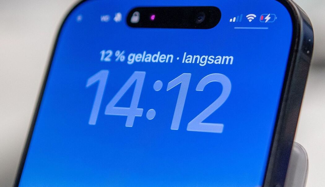 Ein iPhone zeigt langsames Laden an Ein iPhone zeigt langsames Laden an