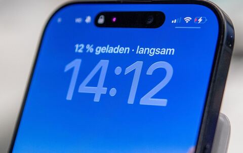 Ein iPhone zeigt langsames Laden an