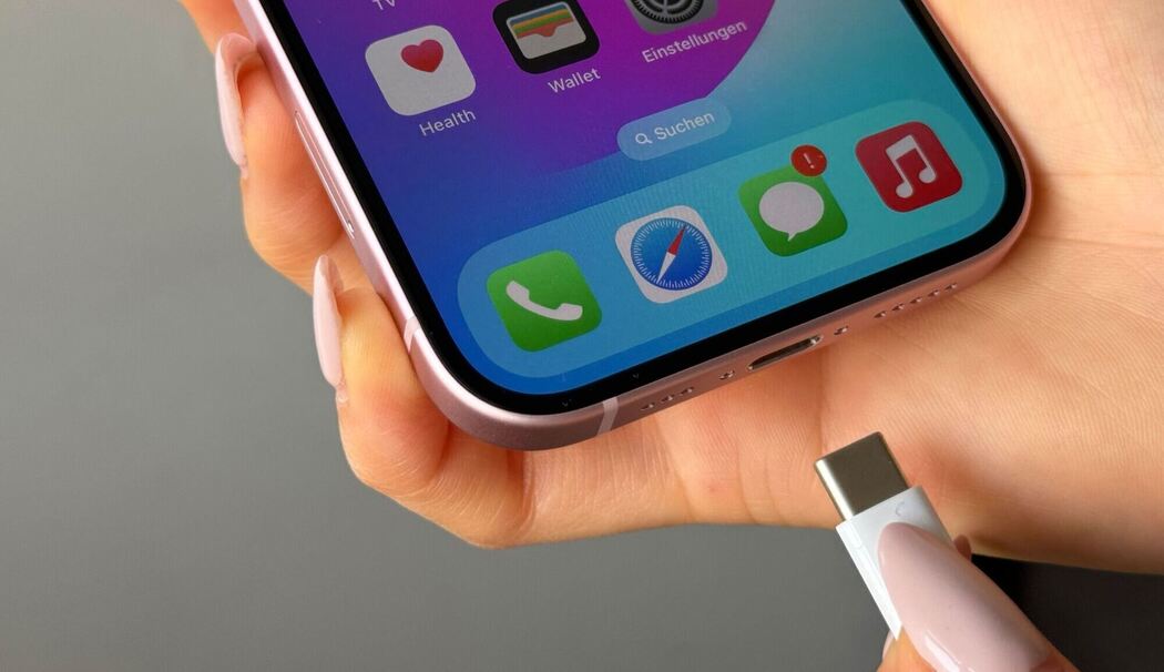 USB-C-Ladekabel wird an ein iPhone angeschlossen USB-C-Ladekabel wird an ein iPhone angeschlossen