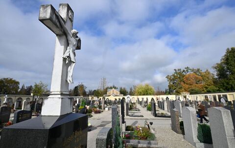 Friedhofsvorbereitungen vor Allerheiligen Friedhofsvorbereitungen vor Allerheiligen