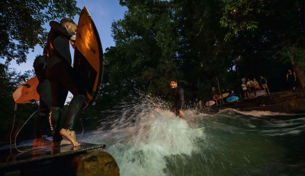 Surfer bei Nacht auf dem Eisbach Surfer bei Nacht auf dem Eisbach