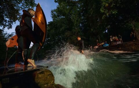 Surfer bei Nacht auf dem Eisbach Surfer bei Nacht auf dem Eisbach