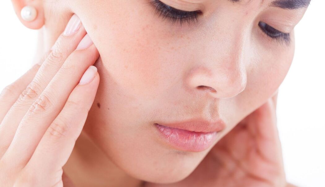 Frau hat Kieferschmerzen