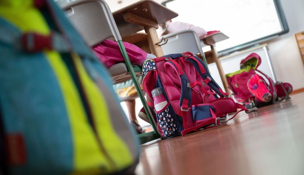 Schulranzen stehen in einem Klassenzimmer