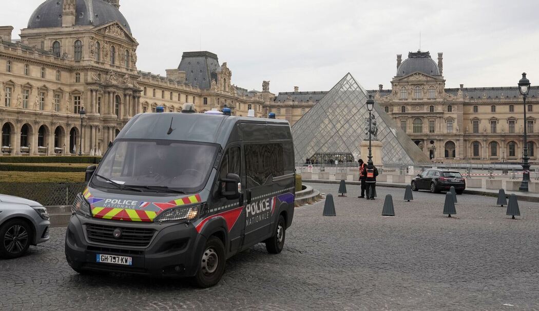 Raubüberfall auf Louvre in Paris