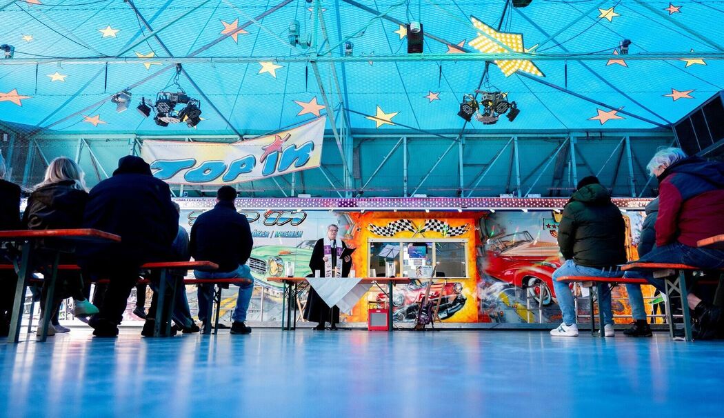 Gottesdienst auf dem Autoscooter