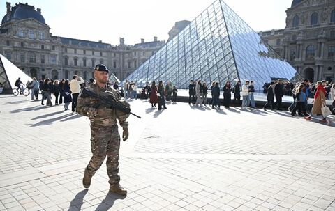 Nach Raubüberfall auf Louvre in Paris Nach Raubüberfall auf Louvre in Paris