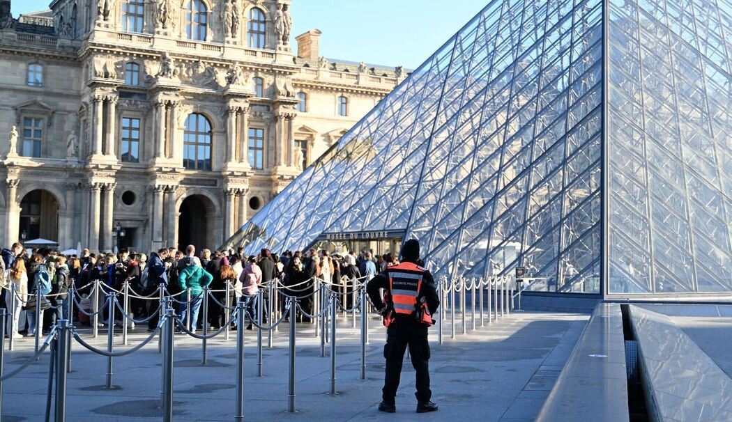 Nach Raubüberfall auf Louvre in Paris