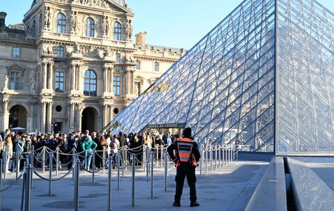 Nach Raubüberfall auf Louvre in Paris