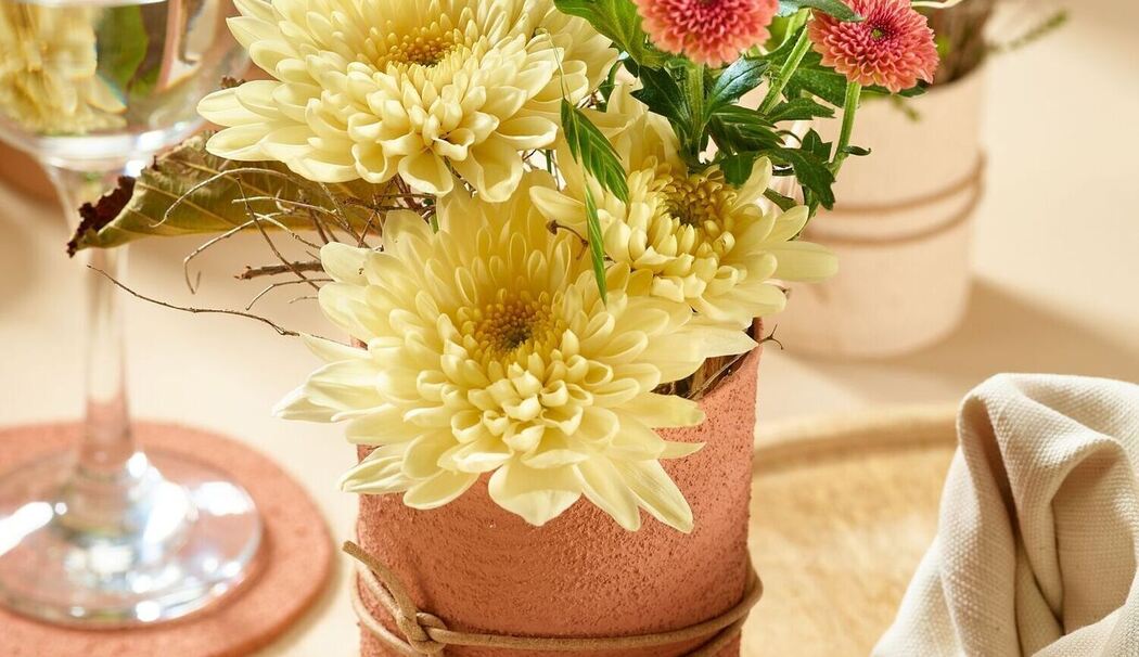 Herbstliche Chrysanthemen-Deko in einer Vase Herbstliche Chrysanthemen-Deko in einer Vase