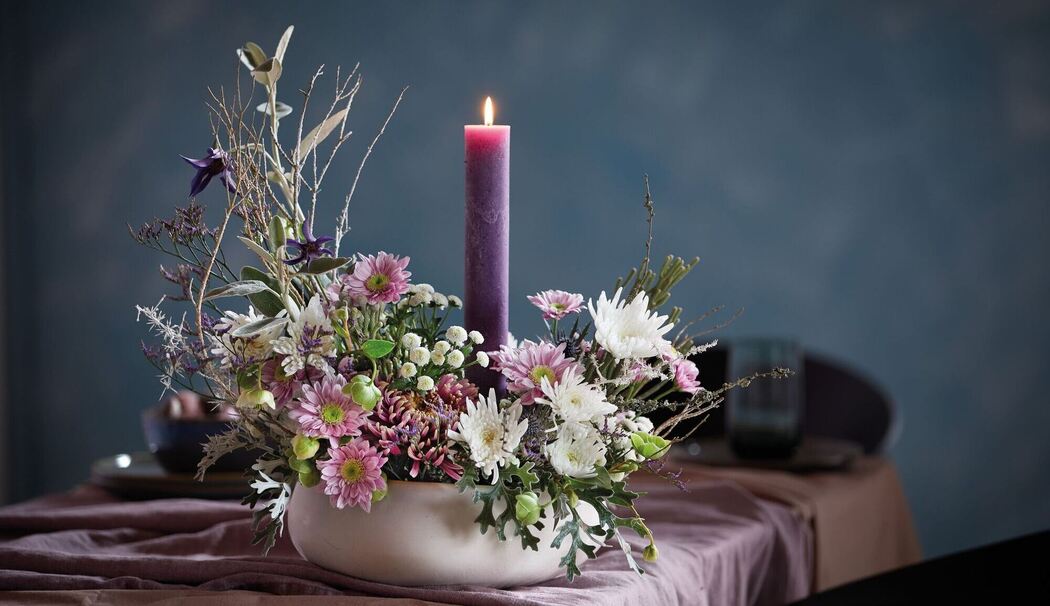 Winterliches Chrysanthemen-Arrangement auf einem Tisch Winterliches Chrysanthemen-Arrangement auf einem Tisch