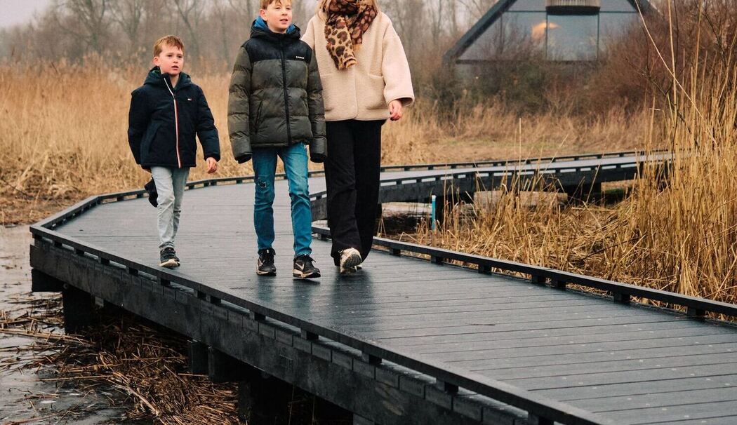 Wanderweg auf Stegen am Besucherzentrum Oostvaardersplasseen
