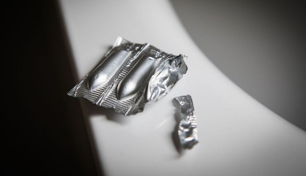 Zäpfchen liegen am Rand einer Badewanne