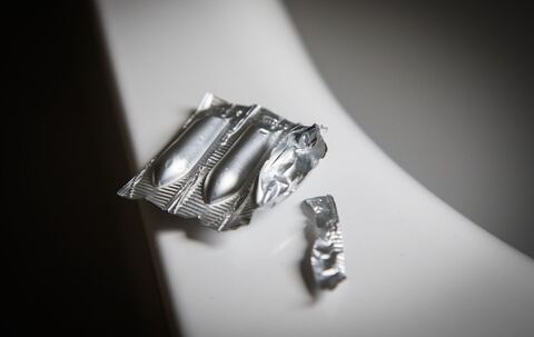 Zäpfchen liegen am Rand einer Badewanne