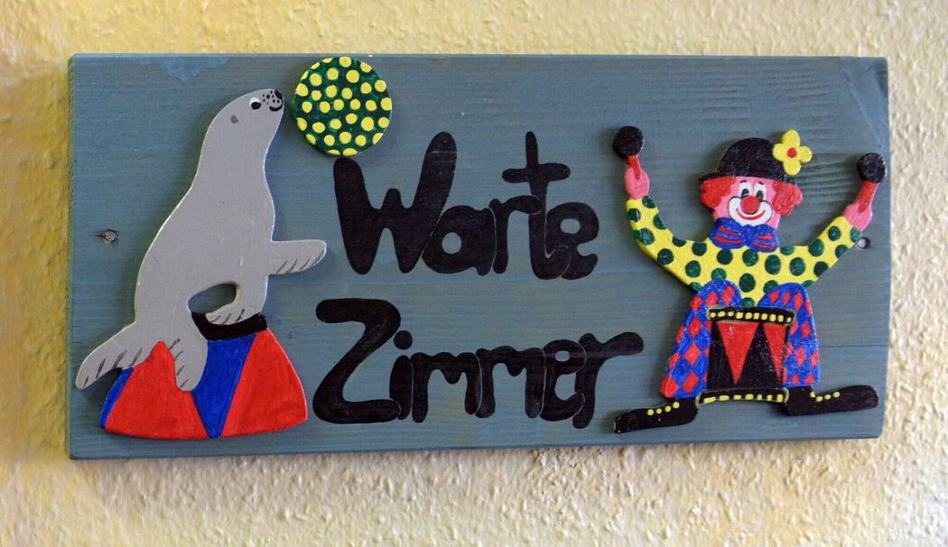 Wartezimmer bei Kinderarzt Wartezimmer bei Kinderarzt