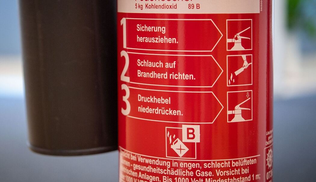 Brandklasse und Gebrauchshinweise auf einem Feuerlöscher