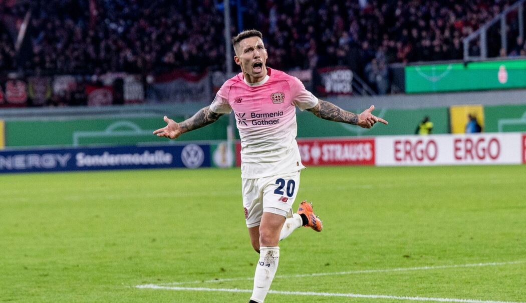 Alejandro Grimaldo jubelt über sein Tor