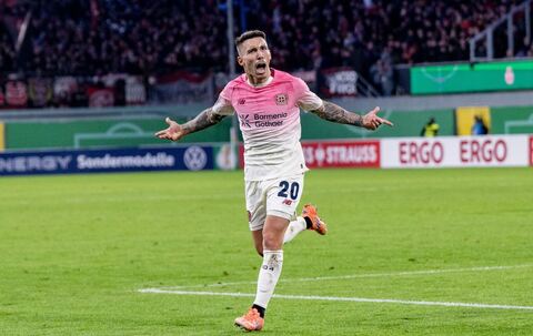 Alejandro Grimaldo jubelt über sein Tor 