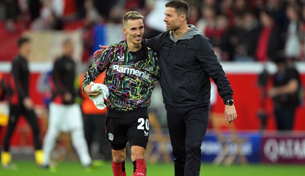 Alejandro Grimaldo (l) und Xabi Alonso